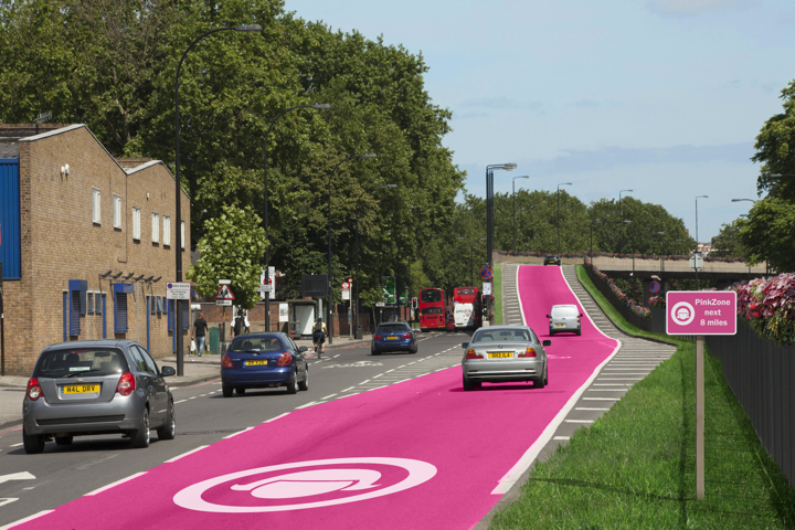 Gender na brytyjskich drogach – różowe pasy dla kobiet za kółkiem