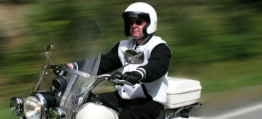 Odzież motocyklowa bywa droga. Sprawdź, jak możesz ubezpieczyć kask, buty czy kurtkę