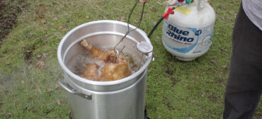 Foto: by Joe, Deep frying the turkey [CC BY 2.0 (https://creativecommons.org/licenses/by/2.0/)], via Flickr