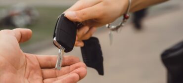 Przekazanie kluczyków do samochodu między dwiema osobami