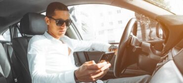 Mężczyzna ubezpiecza auto nie należące do niego.