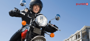 Kobieta na motocyklu robi prawo jazdy kat. A