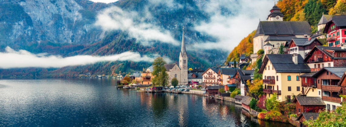 Misty autumn scene of Hallstatt lake. Splendid morning viev of H